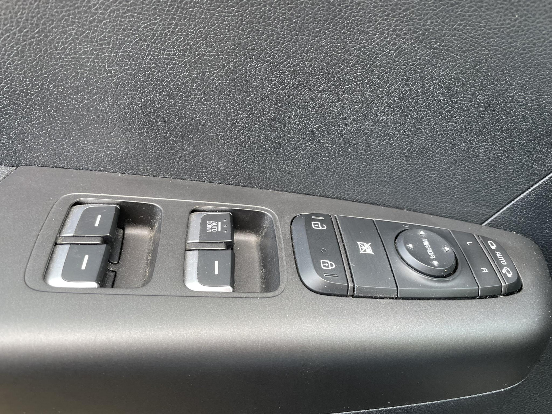 43182900-10.jpg