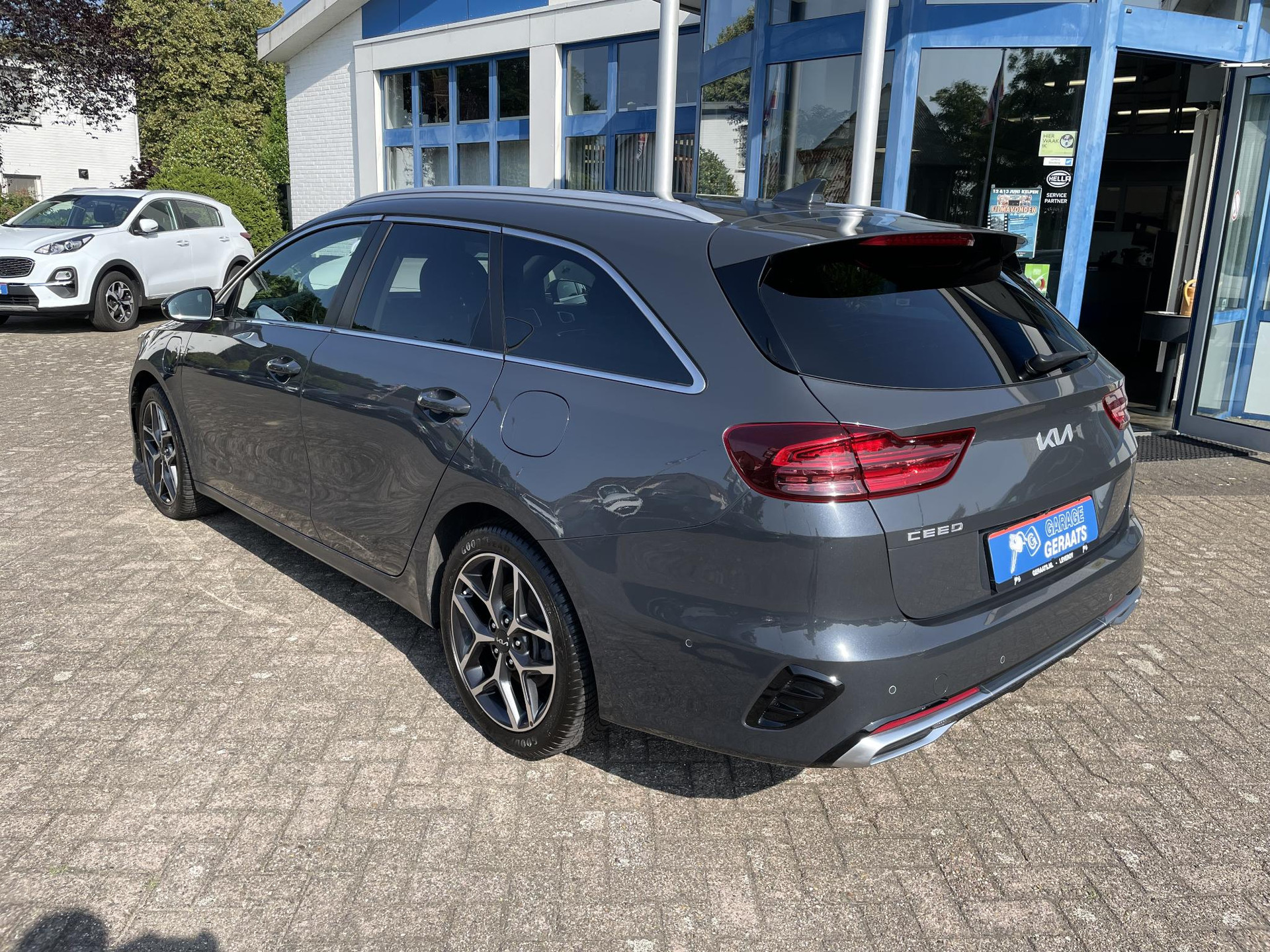 47397628-2.jpg